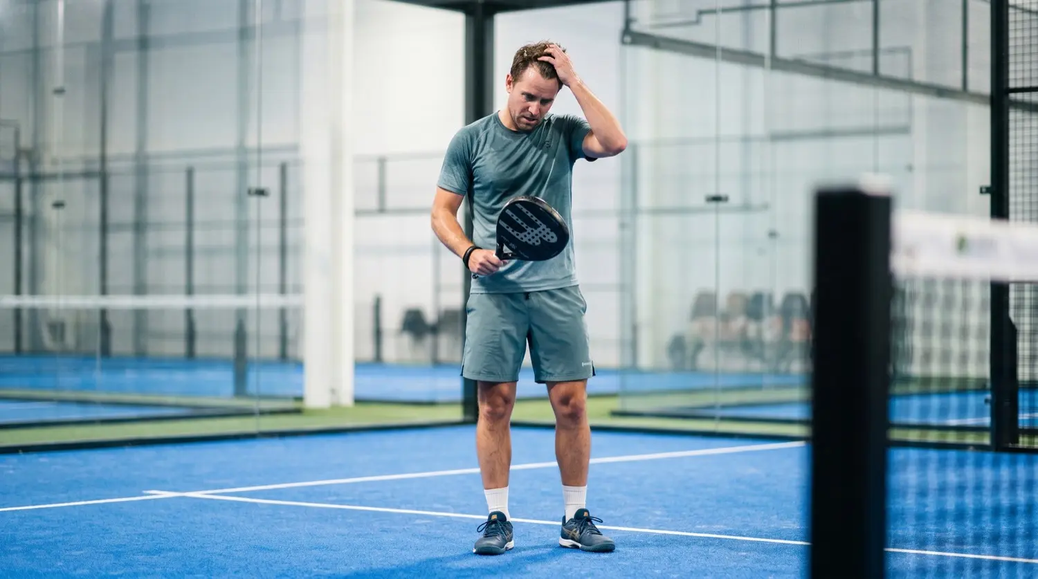 Los 7 errores que más frenan tu progreso en pádel si eres jugador iniciación o intermedio