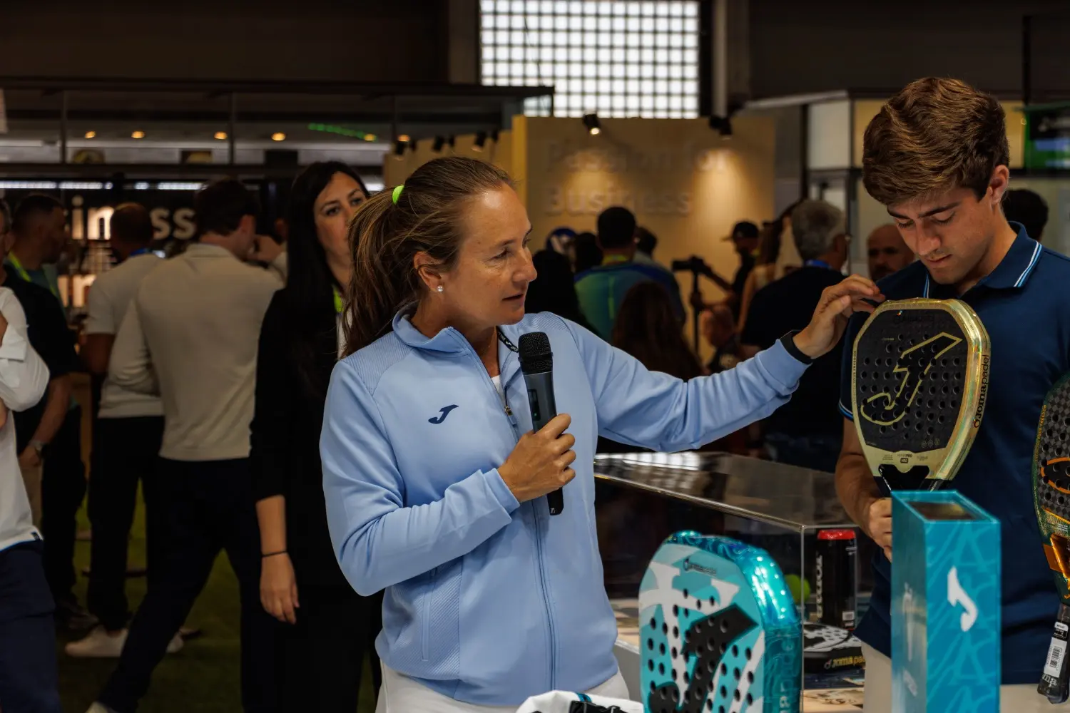 Joma presenta en Padel World Summit 2026 su nueva colección de palas junto a Carolina Navarro