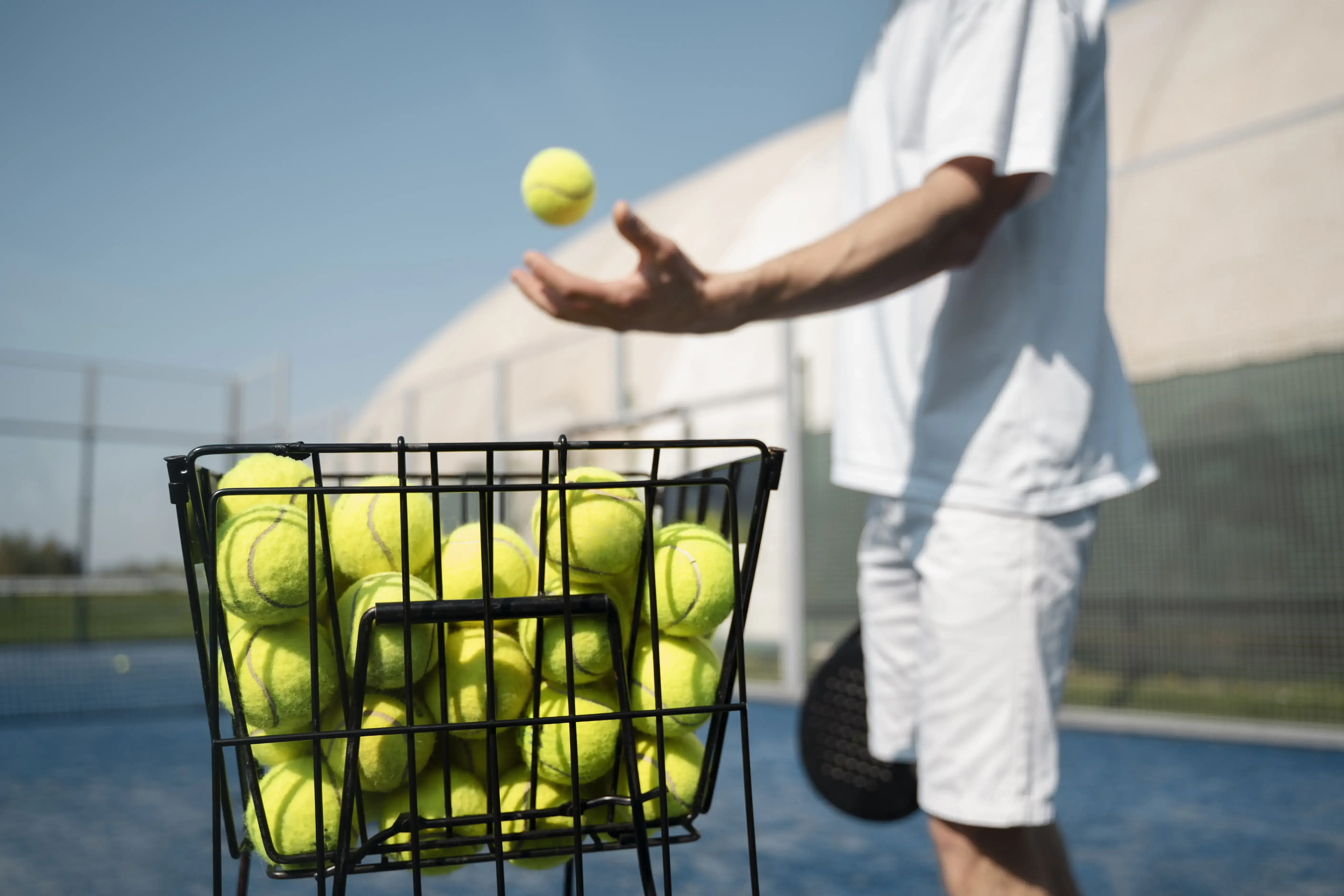 ¿En qué se diferencian las pelotas de pádel y las de tenis? Todo lo que debes saber