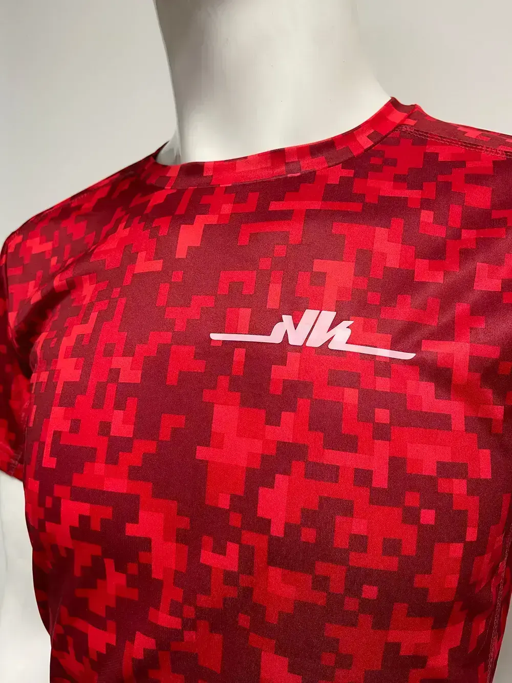 Camiseta Akkeron Oficial: comodidad, estilo y rendimiento en una sola prenda